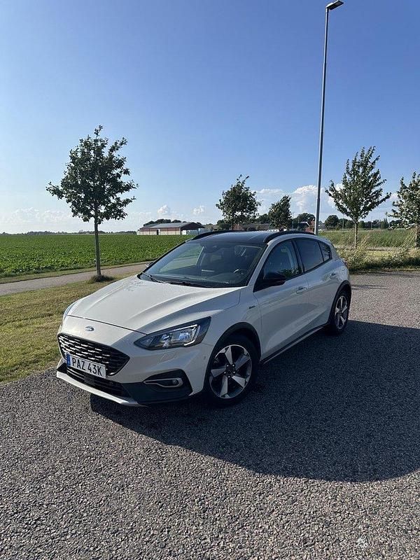 Vit Begagnad 2019 Ford Focus Active Halvkombi | 125 000 kr (Superpris) - Bild 1/4
