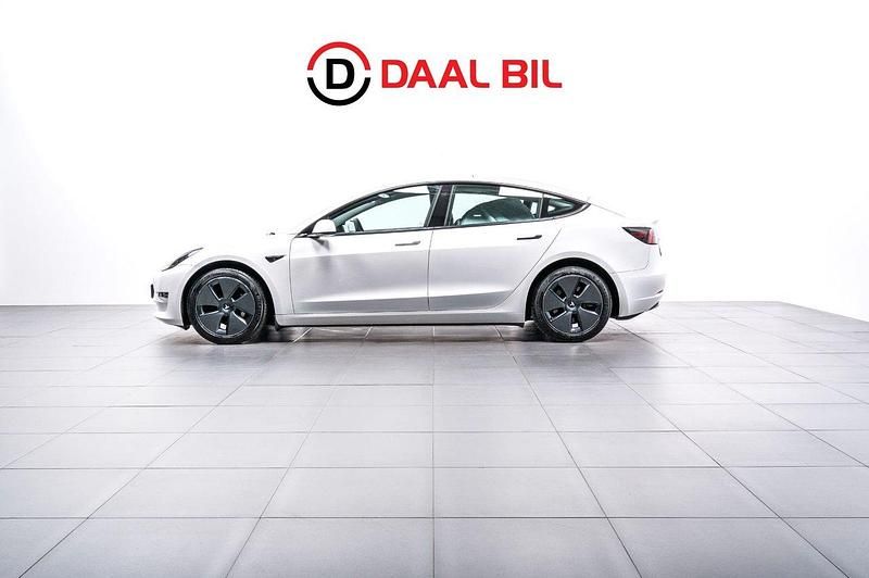 Vit Begagnad 2021 Tesla Model 3 Long Range AWD Sedan | 329 700 kr (Marknadspris) - Bild 1/4