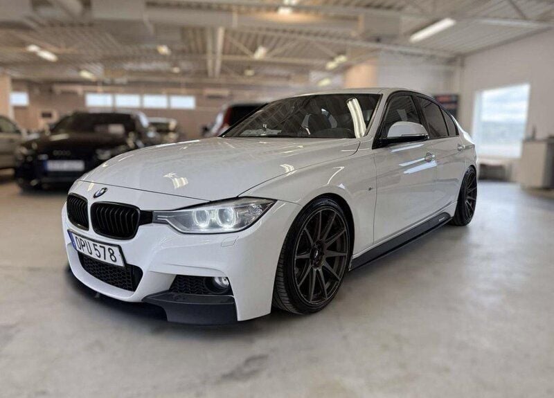 Vit Begagnad 2014 BMW 320 M Sport Sedan | 129 000 kr (Marknadspris) - Bild 1/4