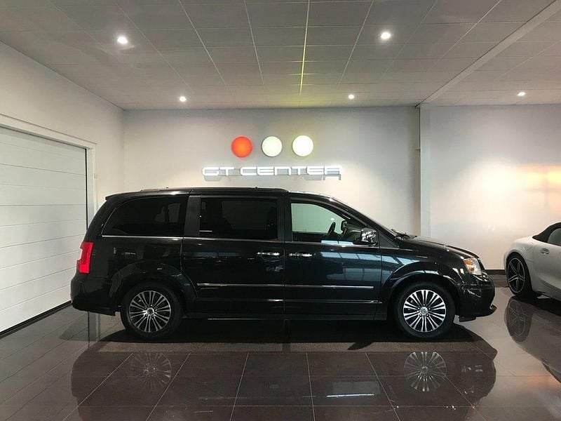 Svart Begagnad 2015 Lancia Voyager Minibuss | 119 000 kr (Marknadspris) - Bild 1/4