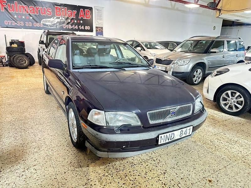 Mörkröd Begagnad 1999 Volvo S40 Sedan | 25 900 kr (Marknadspris) - Bild 1/4