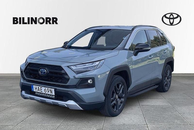 Grön Begagnad 2021 Toyota RAV4 Hybrid SUV | 369 900 kr (Marknadspris) - Bild 1/4