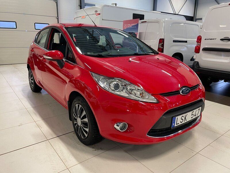 Röd Begagnad 2011 Ford Fiesta Titanium Halvkombi | 89 900 kr (Dyr) - Bild 1/4