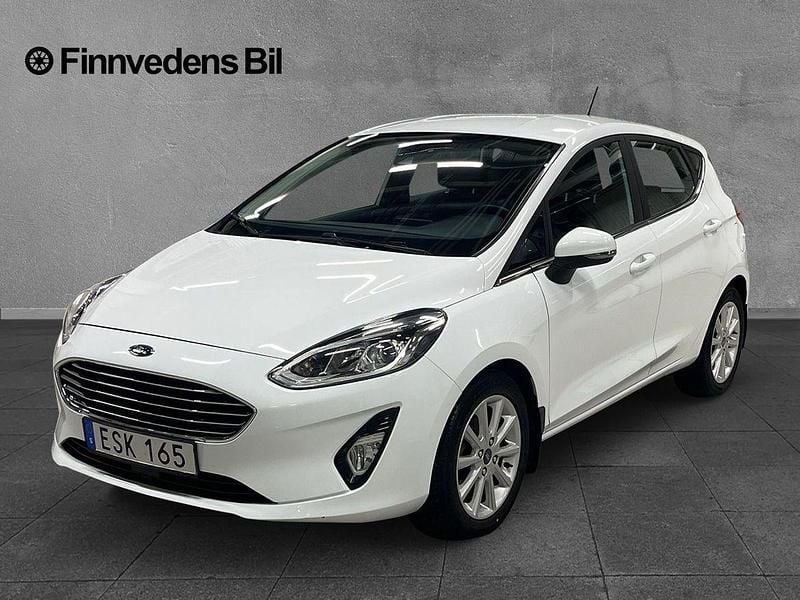Vit Begagnad 2018 Ford Fiesta Titanium Halvkombi | 119 000 kr (Marknadspris) - Bild 1/4