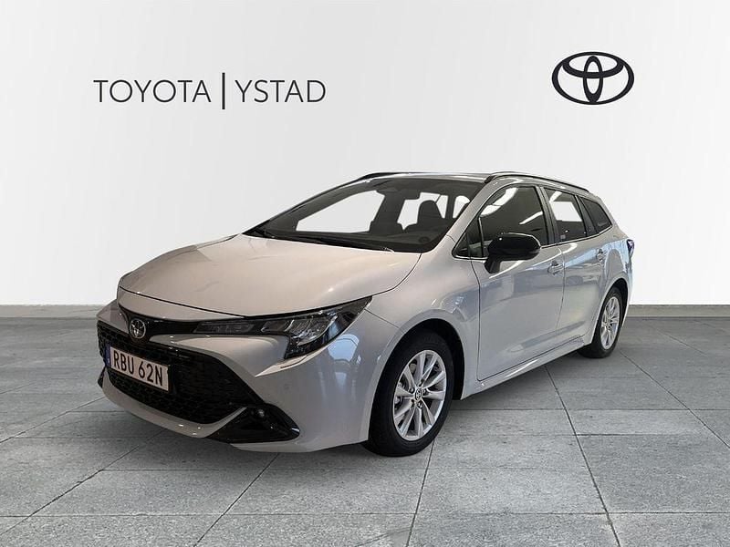Grå Begagnad 2025 Toyota Corolla Active Kombi | 319 000 kr (Marknadspris) - Bild 1/4