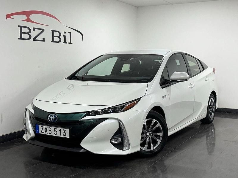 Vit Begagnad 2018 Toyota Prius Plug-in Hybrid Executive Halvkombi | 204 900 kr (Marknadspris) - Bild 1/4