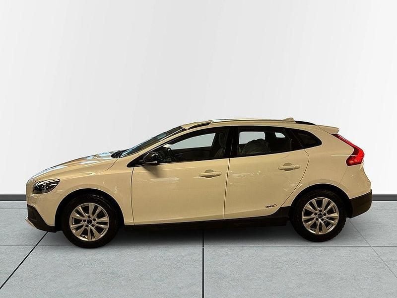Begagnad Volvo V40 Momentum 120 HK (88 kW) 2015 Vit Halvkombi
