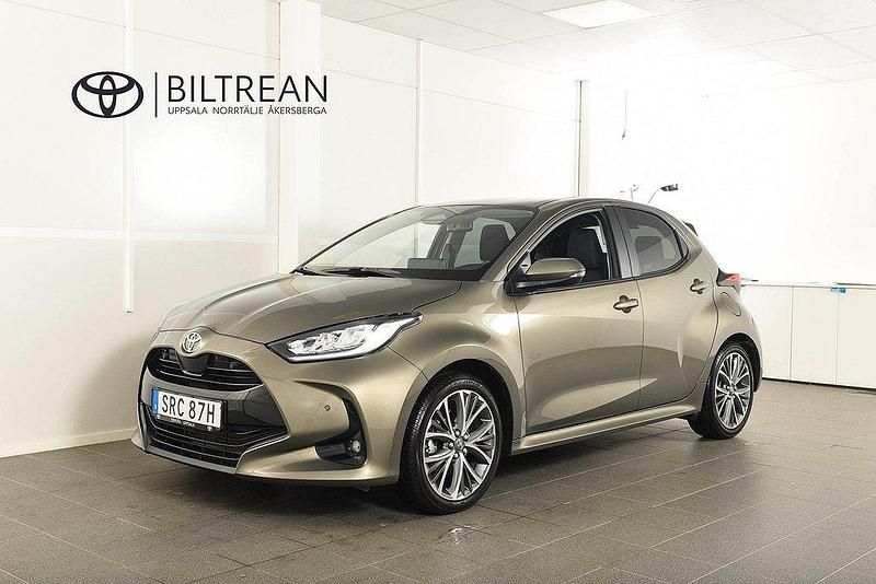 Grön Begagnad 2024 Toyota Yaris Hybrid Active Halvkombi | 259 900 kr (Lite dyr) - Bild 1/4