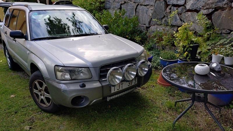 Grå Begagnad 2003 Subaru Forester SUV | 9 000 kr - Bild 1/4