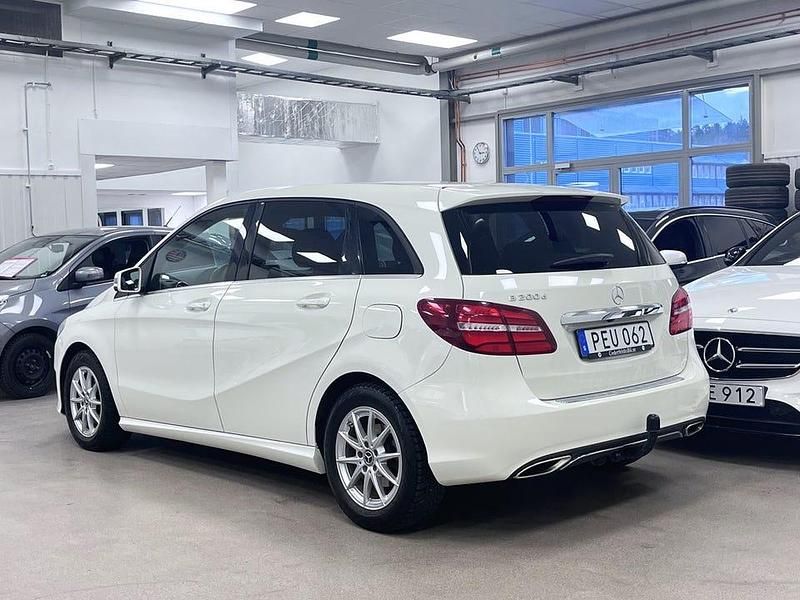 Begagnad Mercedes B200 136 HK (100 kW) 2018 Vit Minibuss