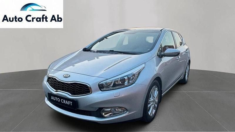Grå Begagnad 2014 Kia Ceed Comfort Halvkombi | 94 899 kr (Marknadspris) - Bild 1/3