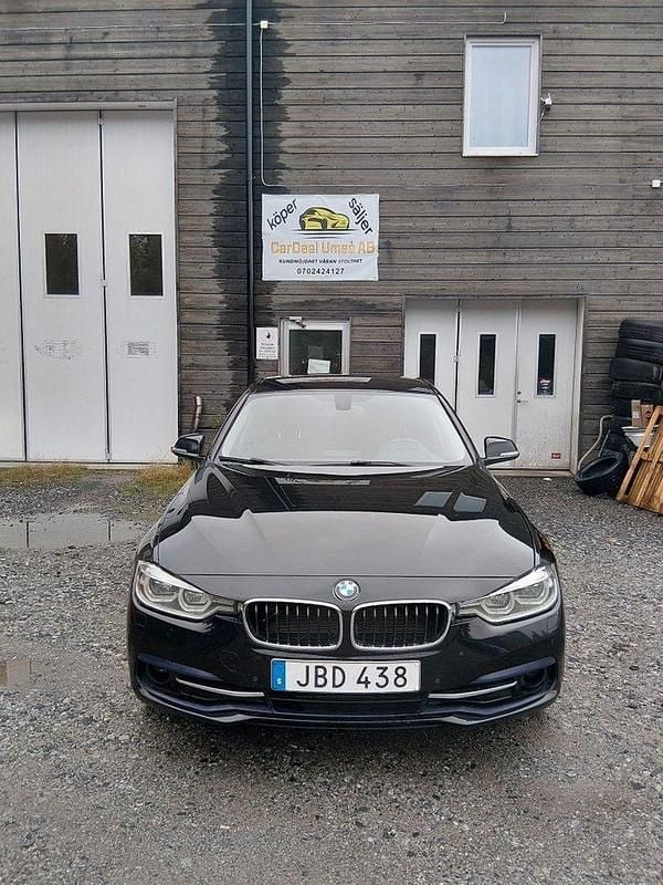 Svart Begagnad 2015 BMW 320 Sport Line Sedan | 115 900 kr (Marknadspris) - Bild 1/4