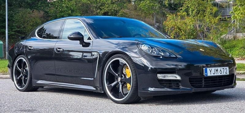 Svart Begagnad 2012 Porsche Panamera Turbo S Sedan | 399 800 kr - Bild 1/4