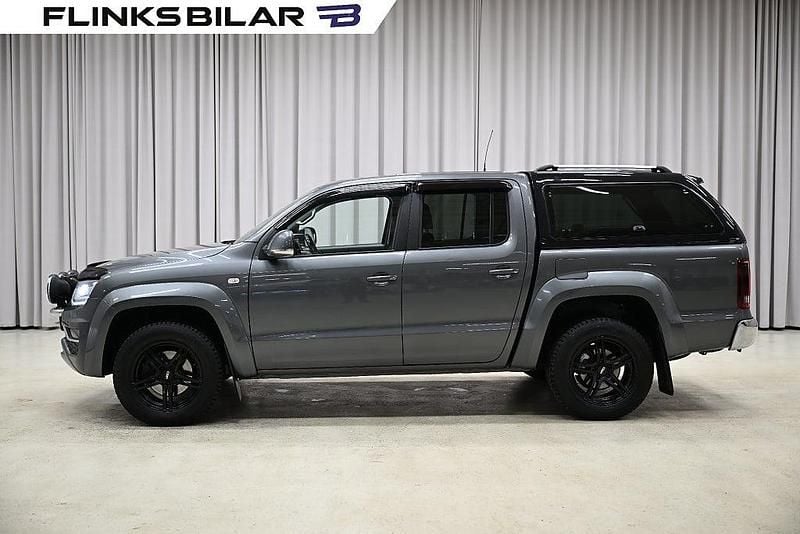 Grå Begagnad 2018 VW Amarok Pickup | 278 750 kr (Marknadspris) - Bild 1/4