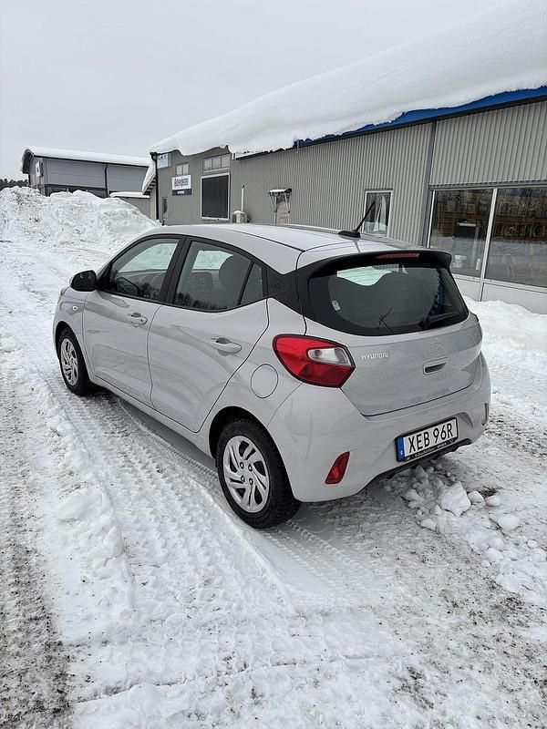 Begagnad Hyundai i10 Essential 67 HK (49 kW) 2023 Grå Halvkombi