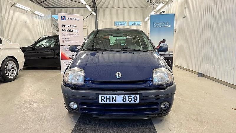 Mörkblå (blå) Begagnad 2000 Renault Clio II Halvkombi | 29 900 kr (Marknadspris) - Bild 1/4