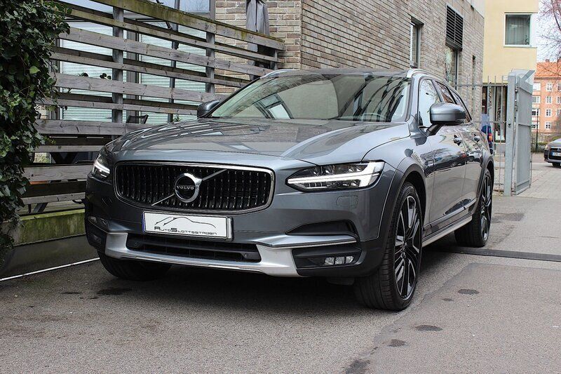 Grå Begagnad 2019 Volvo V90 CC Momentum Kombi | 328 900 kr (Marknadspris) - Bild 1/4