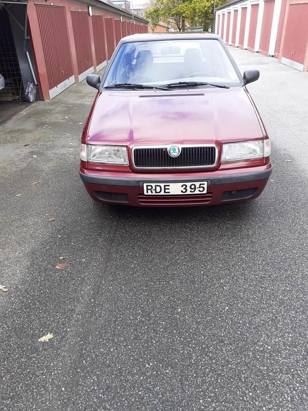 Röd Begagnad 2000 Skoda Felicia Kombi | 15 000 kr - Bild 1/3