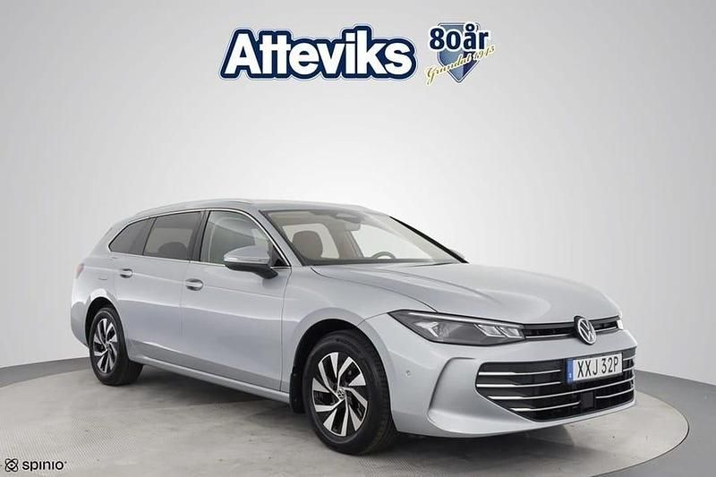 Silver Begagnad 2024 VW Passat Business Kombi | 329 900 kr (Marknadspris) - Bild 1/4