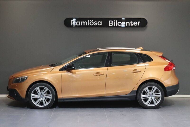 Brun Begagnad 2014 Volvo V40 CC Momentum Kombi | 117 900 kr (Marknadspris) - Bild 1/4