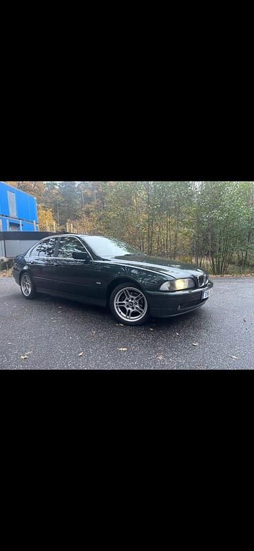 Begagnad 2002 BMW 525 Sedan | 29 000 kr (Lite dyr) - Bild 1/4
