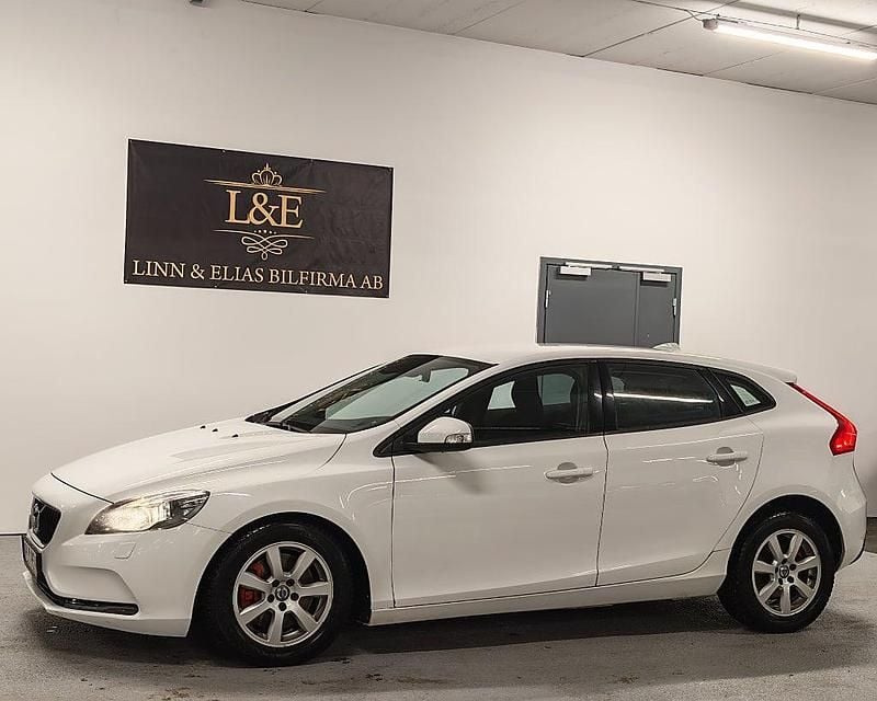 Vit Begagnad 2017 Volvo V40 Halvkombi | 139 900 kr (Marknadspris) - Bild 1/4