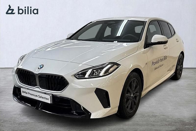 Begagnad BMW 120 Shadowline 170 HK (125 kW) 2025 Vit Halvkombi