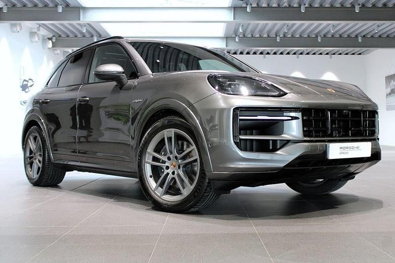 Grå Begagnad 2025 Porsche Cayenne SUV | 1 275 000 kr (Marknadspris) - Bild 1/4