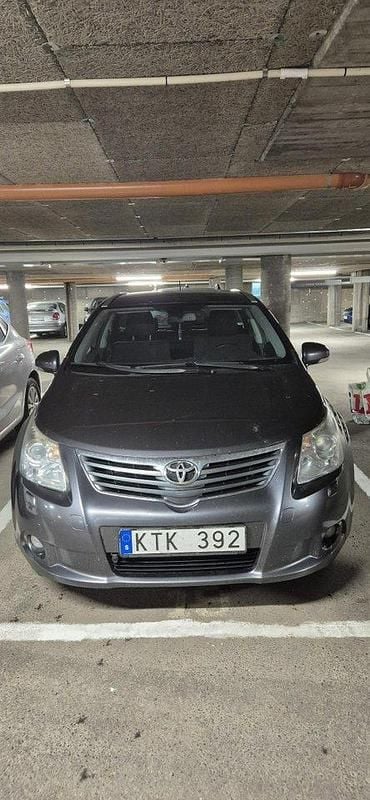 Grå Begagnad 2010 Toyota Avensis Business Edition Kombi | 60 000 kr (Marknadspris) - Bild 1/4