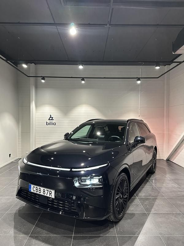 Svart Begagnad 2025 XPENG G9 SUV | 798 500 kr (Marknadspris) - Bild 1/4