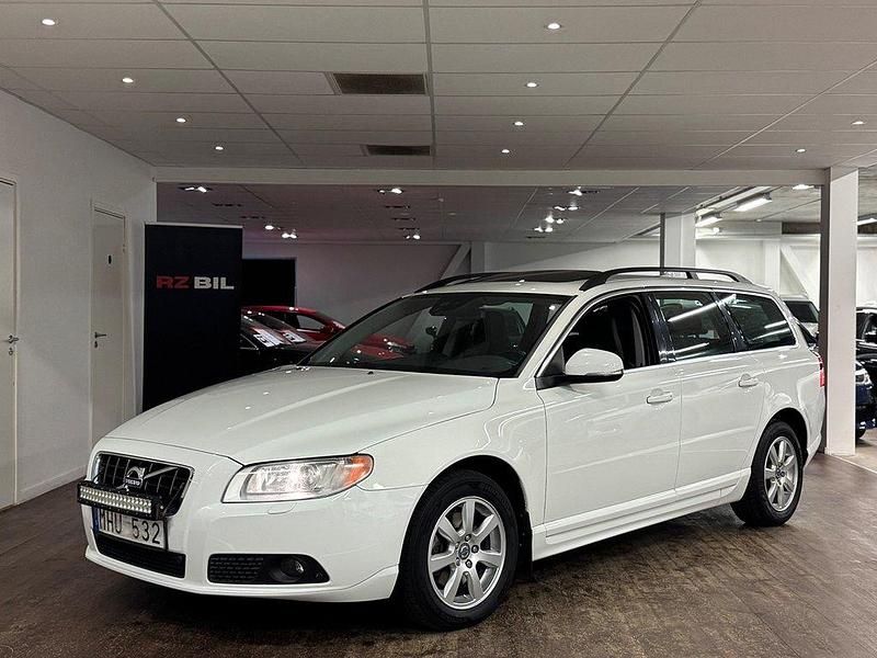 Vit Begagnad 2012 Volvo V70 Momentum Kombi | 104 900 kr (Marknadspris) - Bild 1/3