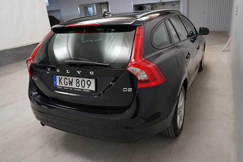 Mörkblå Begagnad 2016 Volvo V60 Business Edition Kombi | 188 500 kr (Marknadspris) - Bild 1/3