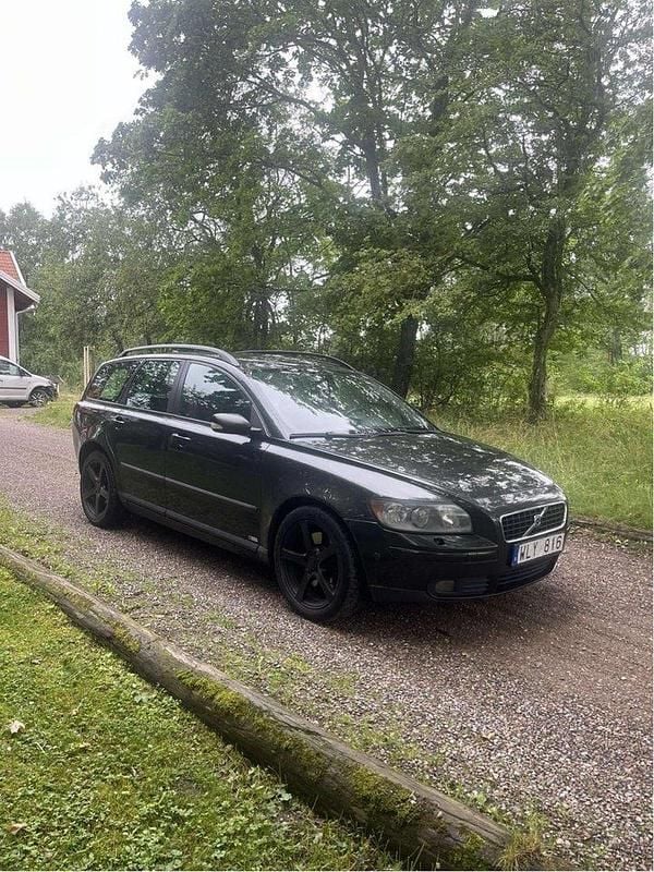 Grön Begagnad 2005 Volvo V50 Kinetic Kombi | 13 000 kr - Bild 1/4