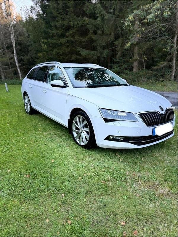Vit Begagnad 2018 Skoda Superb Kombi | 180 000 kr (Superpris) - Bild 1/4