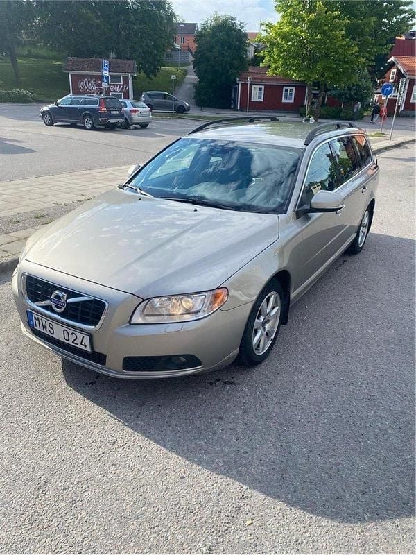 Brun Begagnad 2013 Volvo V70 Momentum Kombi | 92 000 kr (Marknadspris) - Bild 1/4