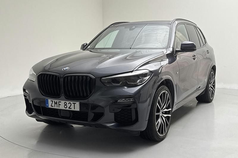 Grå Begagnad 2019 BMW X5 M Sport SUV | 496 000 kr (Superpris) - Bild 1/4