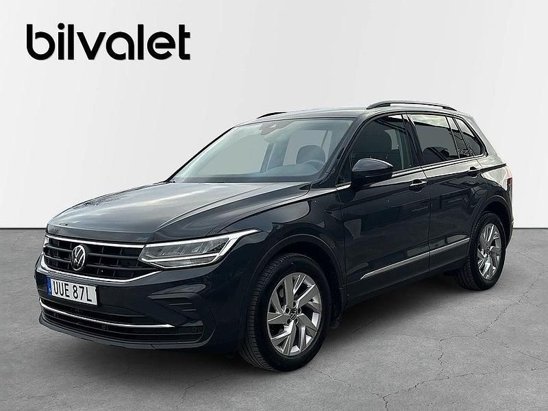 Grå Begagnad 2021 VW Tiguan SUV | 289 900 kr (Lite dyr) - Bild 1/4