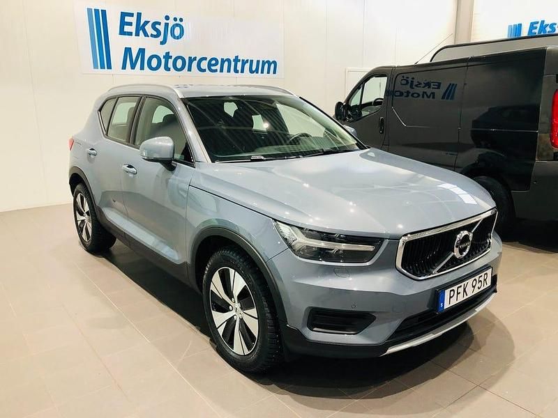 Grå Begagnad 2021 Volvo XC40 Momentum SUV | 309 900 kr (Marknadspris) - Bild 1/4