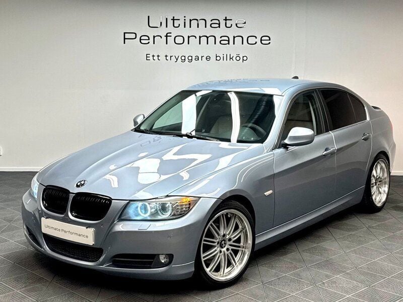 Ljusblå (blå) Begagnad 2009 BMW 325 M Sport Sedan | 119 000 kr (Marknadspris) - Bild 1/4