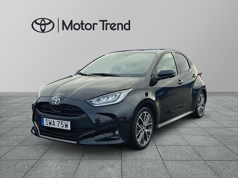 Svart Begagnad 2024 Toyota Yaris Hybrid Style Halvkombi | 259 000 kr (Marknadspris) - Bild 1/4