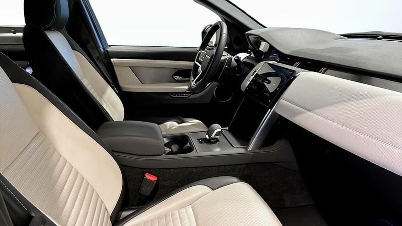 Begagnad Land Rover Discovery 5 SE Dynamic 309 HK (227 kW) 2024 Svart SUV