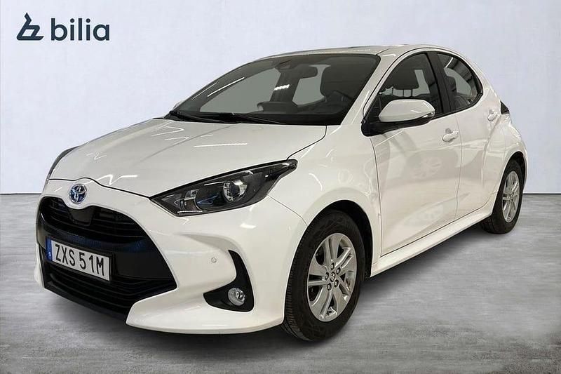 Begagnad Toyota Yaris Hybrid Active 117 HK (86 kW) 2022 Vit Halvkombi