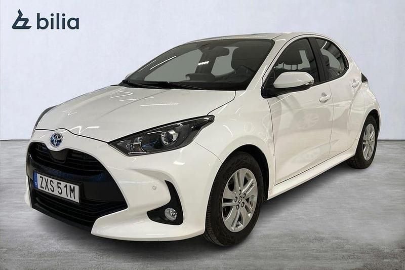 Vit Begagnad 2022 Toyota Yaris Hybrid Active | 224 900 kr (Superpris) - Bild 1/4