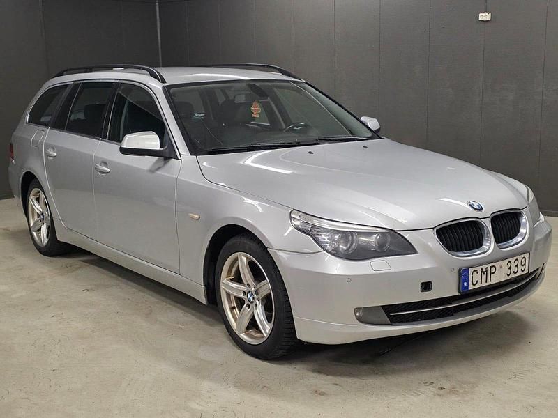 Silver Begagnad 2010 BMW 520 Advantage Kombi | 42 000 kr (Superpris) - Bild 1/4