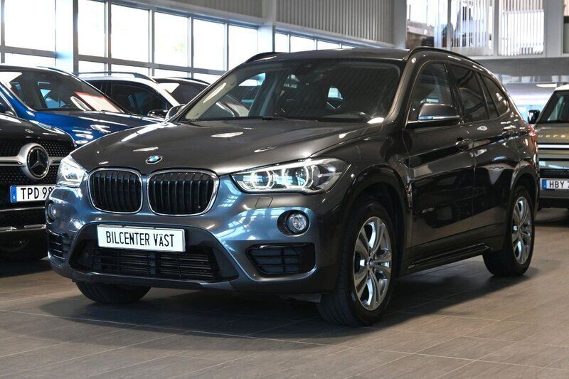 Grå Begagnad 2016 BMW X1 Sport Line SUV | 179 000 kr (Marknadspris) - Bild 1/4