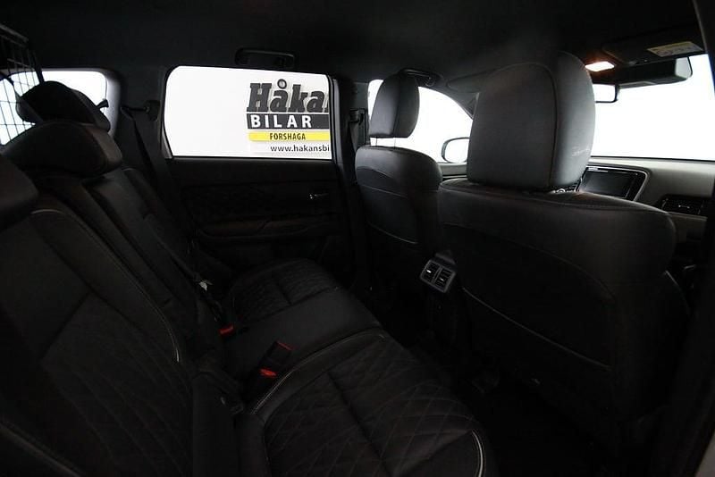 Begagnad Mitsubishi Outlander P-HEV 135 HK (99 kW) 2018 Silver SUV