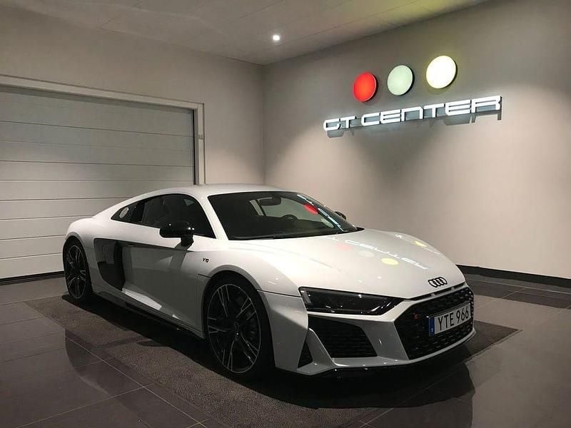 Grå Begagnad 2023 Audi R8 Coupé Performance Sportkupé | 1 749 000 kr - Bild 1/4