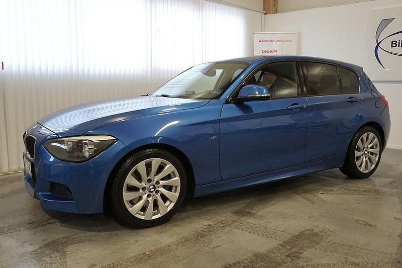 Estorilblå metallic / alcantara klädsel Begagnad 2013 BMW 118 Advantage Halvkombi | 109 000 kr (Bra pris) - Bild 1/4