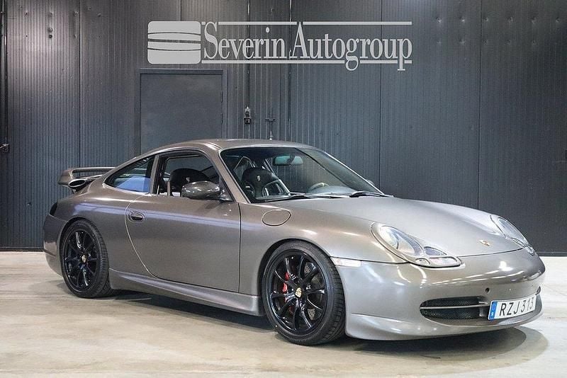 Mörkgrön Begagnad 2000 Porsche 911 Carrera 4 | 369 000 kr - Bild 1/4