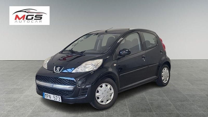 Svart Begagnad 2011 Peugeot 107 Halvkombi | 49 900 kr (Marknadspris) - Bild 1/4